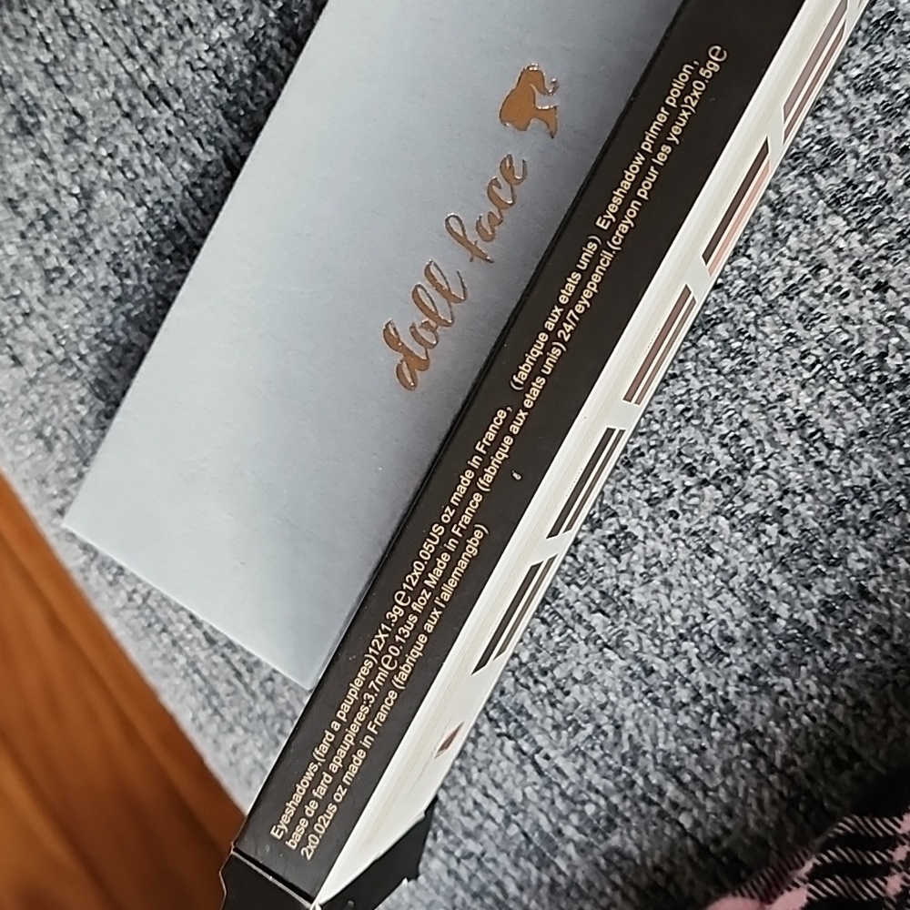 New Doll Face neutral Eye Shadow Palette - Picture 15 of 15